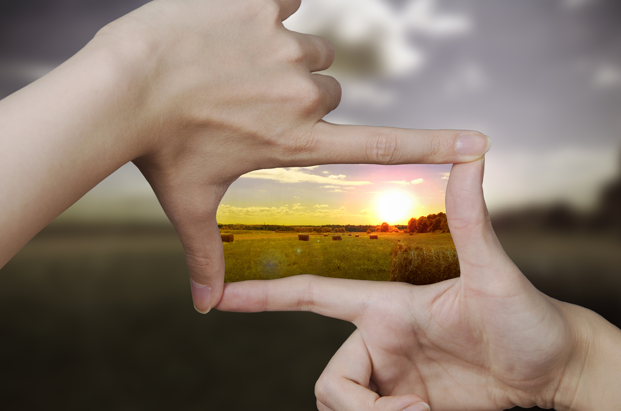 two hands framing a clear picture